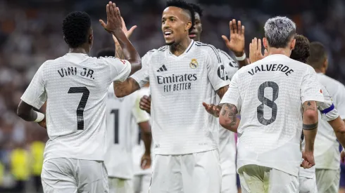 Jogadores do Real Madrid comemoram gol marcado.