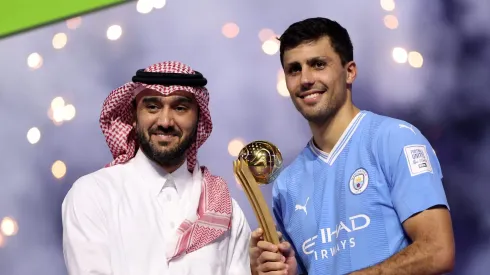 Rodri com o prêmio de melhor jogador do Mundial. Foto: Francois Nel/Getty Images