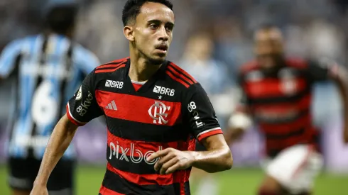 PORTO ALEGRE, BRAZIL - SEPTEMBER 22: Matheus Goncalves of Flamengo celebrates after scoring the team´s first goal during the match between Gremio and Flamengo as part of Brasileirao 2024 at Arena do Gremio on September 22, 2024 in Porto Alegre, Brazil. (Photo by Pedro H. Tesch/Getty Images)
