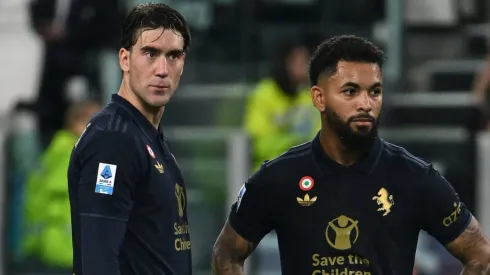 Vlahovic (à esquerda), alvo do Arsenal e Douglas Luiz, jogadores da Juventus. Foto: IMAGO / IPA Sport