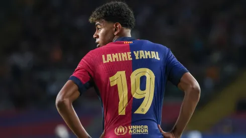 Lamine Yamal com a camisa do Barcelona.