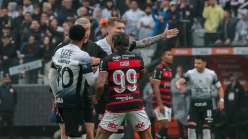 O colunista Mauro Cezar relembrou uma sugestão polêmica sobre uma troca entre atacante do Corinthians e Gabigol, levantando questões sobre o futuro de ambos os jogadores e suas respectivas equipes. (Foto: IMAGO / TheNews2)