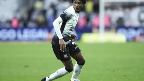 SAO PAULO, BRAZIL - OCTOBER 20: Talles Magno of Corinthians controls the ball during a match between Corinthians and Flamengo as part of Copa do Brasil at Neo Quimica Arena on October 20, 2024 in Sao Paulo, Brazil. (Photo by Alexandre Schneider/Getty Images)