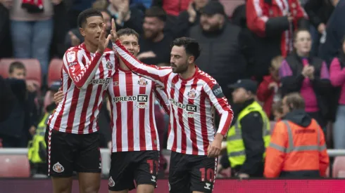 O jovem meio-campista Chris Rigg, do Sunderland, tem atraído a atenção de Manchester United e Chelsea, que observam de perto sua evolução após atuações impressionantes na Championship. (Foto: IMAGO / NurPhoto)