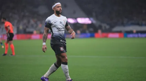 Memphis Depay em campo no jogo entre Corinthians e Racing, pela Copa Sul-Americana, no dia 24 de outubro de 2024. (Associated Press / Alamy Stock Photo)
