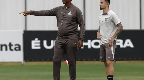 O jovem meio-campista Pedro Thomas, nascido em 2008, firmou seu primeiro contrato profissional com o Corinthians, válido até outubro de 2027. (Foto: Divulgação / Instagram)