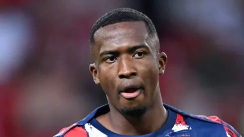 Enquanto o PSG optou inicialmente por Willian Pacho, o Liverpool surge como um novo concorrente, de olho no talento de Murillo para possíveis reforços na próxima janela de transferências. (Foto: IMAGO / ANP)