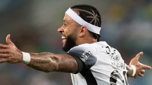 Memphis Depay marcou o gol decisivo de pênalti no final do primeiro tempo, resultado de uma jogada de Talles Magno. Após o jogo, o holandês destacou a importância da vitória para o aumento da confiança do time. (Foto: Gil Gomes/AGIF)