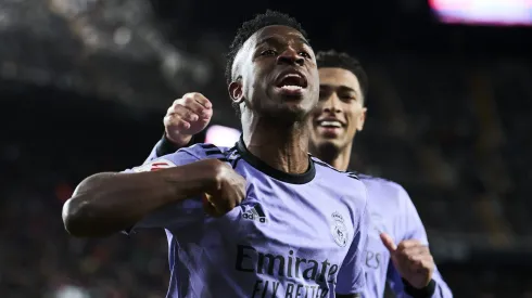 Vini Jr responde às provocações da torcida do Valencia.