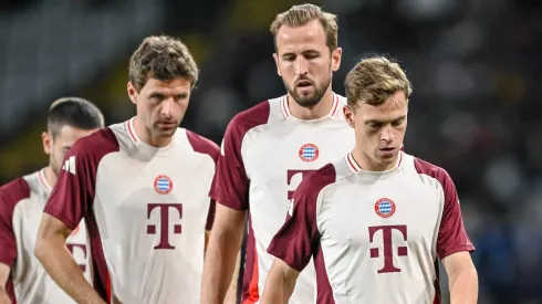 Craques do Bayern de Munique aquecem antes de uma partida.