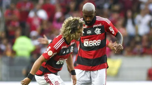 David Luiz e Gerson com a camisa do Flamengo.