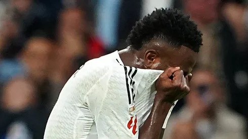 Vinicius Jr. e sua equipe reavaliam os fatores que levaram à sua derrota no Balão de Ouro e que hoje afetam seu futuro no Real Madrid. (Foto: IMAGO / ABACAPRESS)