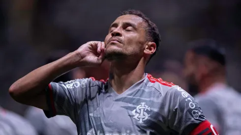 Alan Patrick comemora seu gol na partida entre Atlético-MG e Internacional, no dia 26 de outubro de 2024. (DiaEsportivo / Alamy Stock Photo)