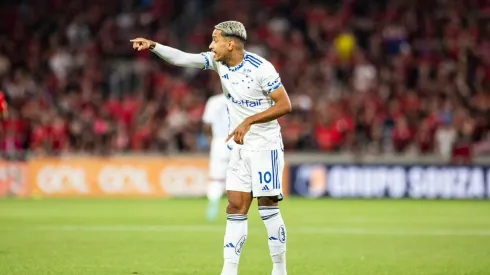 Matheus Pereira orienta seus companheiros na partida entre Athletico-PR e Cruzeiro, no dia 26 de outubro de 2024. (Associated Press / Alamy Stock Photo)