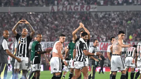 River Plate x Atlético-MG empatam; Galo vai à final da Libertadores e Fanáticos repercutem arbitragem.