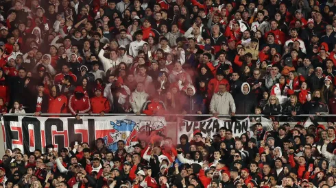 A derrota da primeira partida selou o destino dos argentinos, que ainda tentaram incentivar o time com um show pirotécnico. No entanto, o espetáculo foi além dos limites, levando ao fechamento temporário do estádio Monumental, onde o clube já planeja a próxima partida pela liga argentina. (Foto: IMAGO / PHOTOxPHOTO)