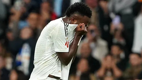 Vini Jr com a camisa do Real Madrid.