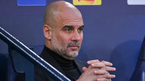 Pep Guardiola no banco de reservas do Manchester City.