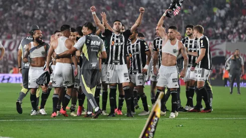 BUENOS AIRES, ARGENTINA - OCTOBER 29: Rodrigo Battaglia of Atletico Mineiro and teammates celebrate after the draw and advancing to the final following the Copa CONMEBOL Libertadores 2024 Semifinal second leg match between River Plate and Atletico Mineiro at Estadio Más Monumental Antonio Vespucio Liberti on October 29, 2024 in Buenos Aires, Argentina. (Photo by Marcelo Endelli/Getty Images)