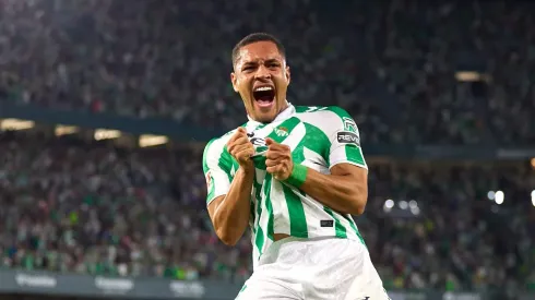 Vitor Roque marca gol e comemora com a camisa do Real Bétis. Foto: Fran Santiago/Getty Images