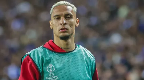 Antony antes de partida contra o Manchester United