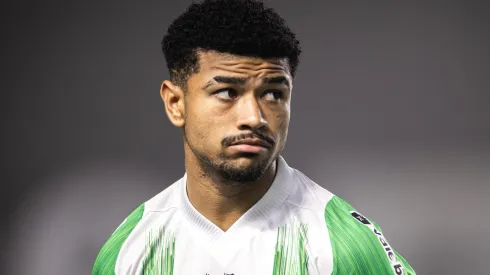 Rival quer dar chapéu no Palmeiras e anunciar o atacante Lucas Ronier, do Coritiba. Foto: Abner Dourado/AGIF