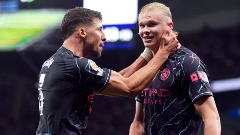 Jogadores comemoram gol de Haaland no Manchester City.