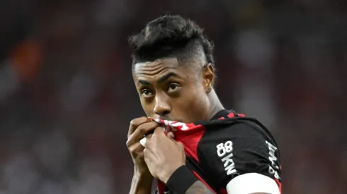 Bruno Henrique, um dos ídolos recentes do Flamengo, renovou seu contrato com o clube até 2026, apesar de ter recebido propostas mais vantajosas do exterior. (Foto: IMAGO / Sports Press Photo)