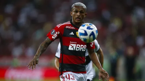 RIO DE JANEIRO, BRAZIL - AUGUST 03: Wesley of Flamengo looks at the ball during the Copa CONMEBOL Libertadores round of 16 first leg match between Flamengo and Olimpia at Maracana Stadium on August 03, 2023 in Rio de Janeiro, Brazil. (Photo by Wagner Meier/Getty Images)