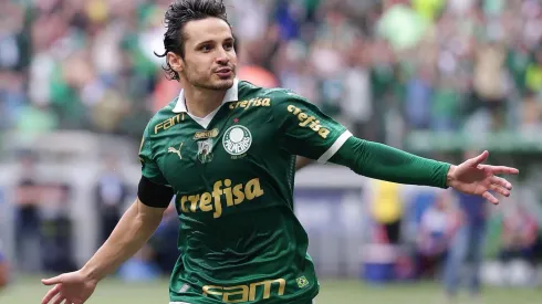 Raphael Veiga comemora seu gol na partida entre Palmeiras e Fortaleza, no dia 26 de outubro de 2024. (Associated Press / Alamy Stock Photo)