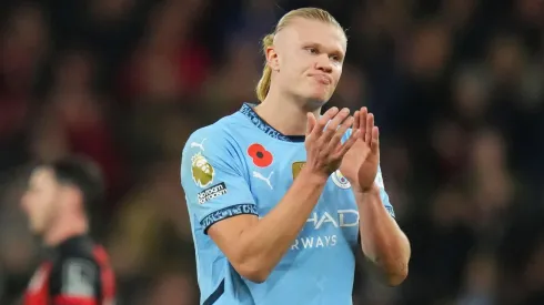 Haaland agradece a torcida depois da derrota do Manchester City para o Bournemouth, no dia 02 de novembro de 2024. (Associated Press / Alamy Stock Photo)