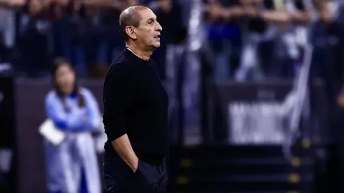 O técnico Ramón Díaz e sua comissão técnica, que assumiram o Corinthians com o objetivo de afastar o time da zona de rebaixamento, recusaram recentemente uma proposta significativa da Arábia Saudita para seguir no comando do clube paulista até 2025. (Foto: Marcello Zambrana/AGIF)