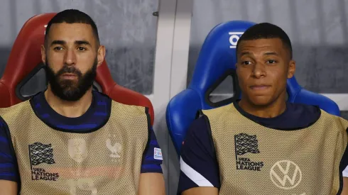 Benzema ao lado de Mbappé no banco de reservas. Foto: Jurij Kodrun/Getty Images
