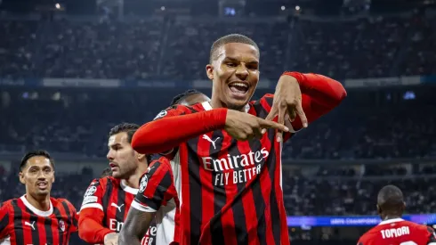 Malick Thiaw, do AC Milan, comemorando o gol de abertura com seus companheiros de equipe durante a partida da Liga dos Campeões da UEFA entre Real Madrid CF e AC Milan no Estádio Santiago Bernabéu em 5 de novembro de 2024, em Madri, Espanha. (IMAGO / PGS Photo Agency)