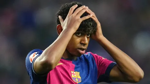 Lamine Yamal, joia do Barcelona, é desafiado por Maksimovic. foto: IMAGO / Pressinphoto