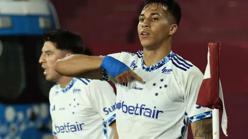 Kaio Jorge durante a comemoração do gol da vitória do Cruzeiro sobre o Lanús, no dia 30 de outubro de 2024. (Alejandro Pagni / Alamy Stock Photo)