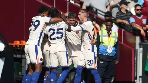 O meio-campista do Chelsea, Enzo Fernandez, está sendo sondado pelo Real Madrid como uma possível alternativa para substituir Aurelien Tchouameni, alvo do Liverpool. (Foto: IMAGO / Every Second Media)