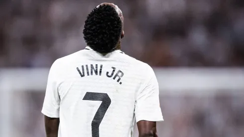 Vini Jr lamenta lance com a camisa do Real Madrid.