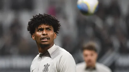 Hugo Souza com a camisa do Corinthians.