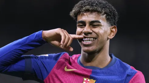 Hansi Flick deve colocar um jogador como substituto de Lamine Yamal no Barcelona. Foto: IMAGO / Laci Perenyi