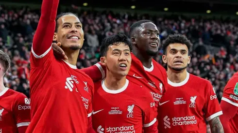 Wataru Endo, ao lado de Van Dijk, pelo Liverpool. foto: IMAGO / Pro Sports Images