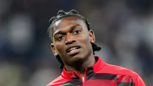 Barcelona é notificado pelo Milan sobre preço para contratar Rafael Leão.