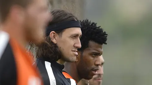 Ex-Corinthians, Gil anuncia aposentadoria ao fim da Série B com o Santos.