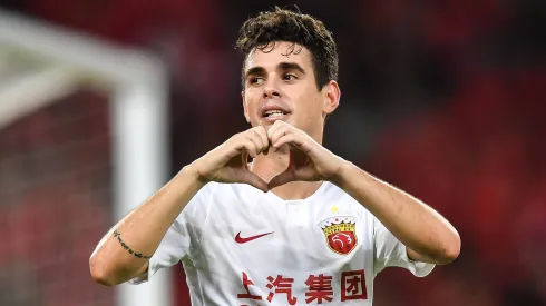 Oscar comemora gol marcado no futebol chinês.