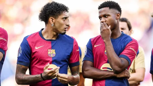 Raphinha e Ansu Fati com a camisa do Barcelona.