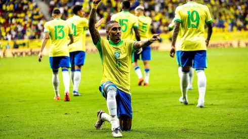 Raphinha comemora seu gol na partida entre Brasil e Peru, no dia 15 de outubro de 2024. (ZUMA Press, Inc. / Alamy Stock Photo)