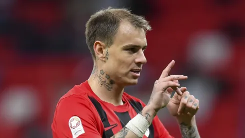 Corinthians se posiciona sobre a contratação de Róger Guedes.