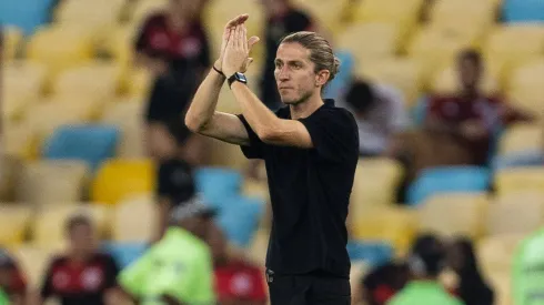 O destaque da noite foi a ausência de Gabigol, que, em meio a polêmicas, foi afastado pela diretoria para "preservar a harmonia do elenco." O técnico Filipe Luís lamentou a situação, pedindo que o título recente não fosse ofuscado pelo incidente. (Foto: IMAGO / Carneiro Images)