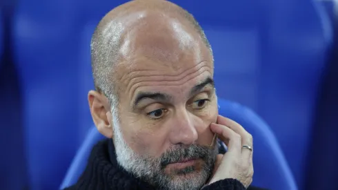 Pep Guardiola no banco de reservas dos City.
