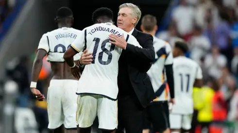 Carlo Ancelotti e Tchouaméni juntos pelo Real Madrid
